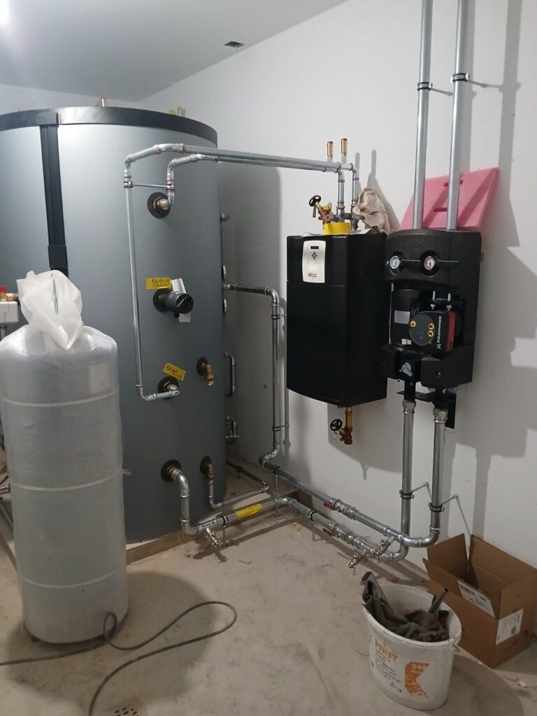 Chaufferie centralisée avec accumulateur et station solaire thermique pour 4 villas jumelées