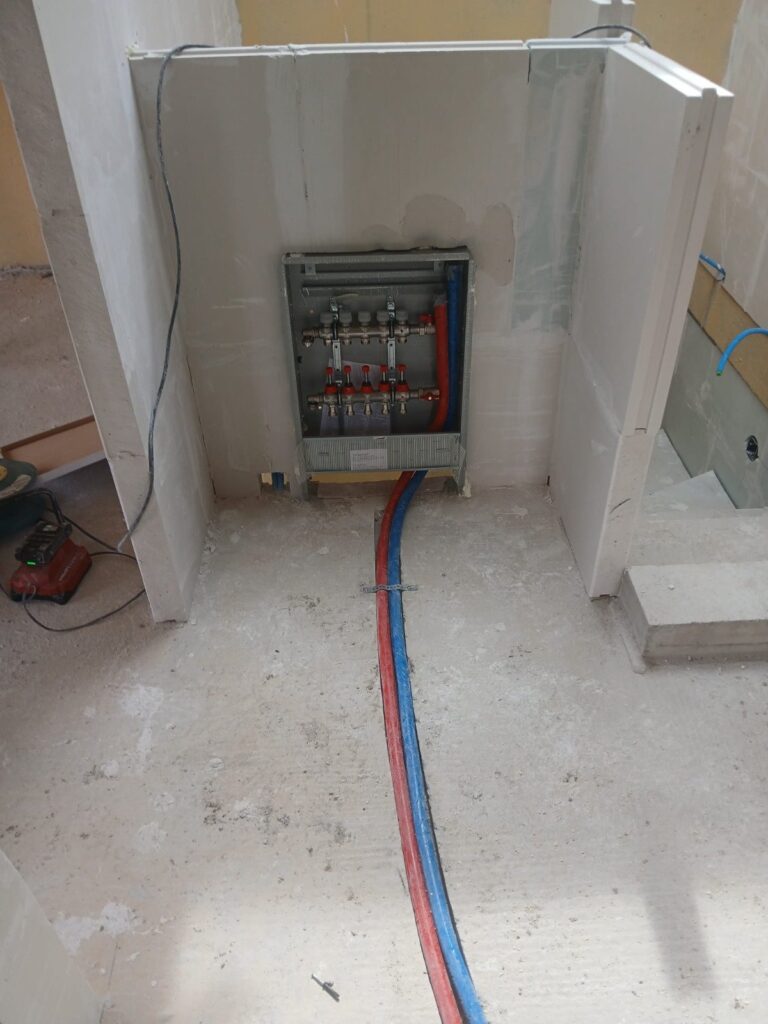 Collecteur de chauffage au sol dans une villa neuve