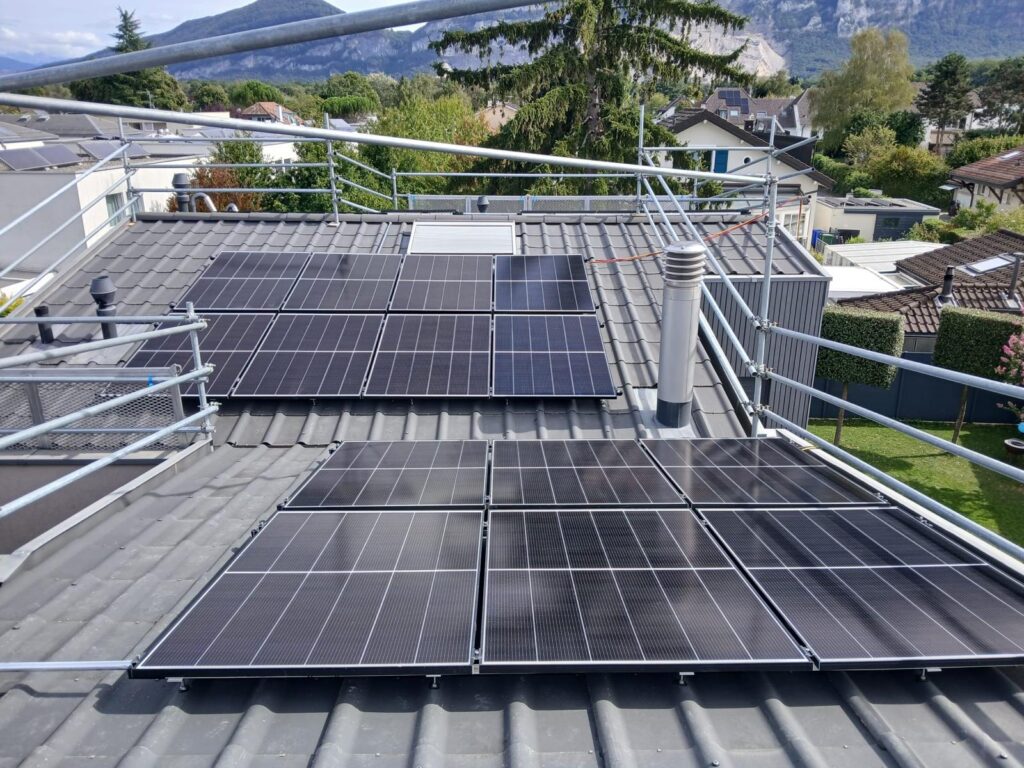 Panneaux photovoltaïques sur les toits en tuiles de trois villas mitoyennes à Vessy