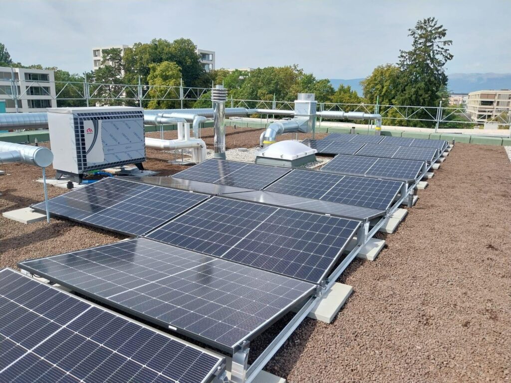 Panneaux photovoltaïques intégrés entre les équipements techniques de la toiture