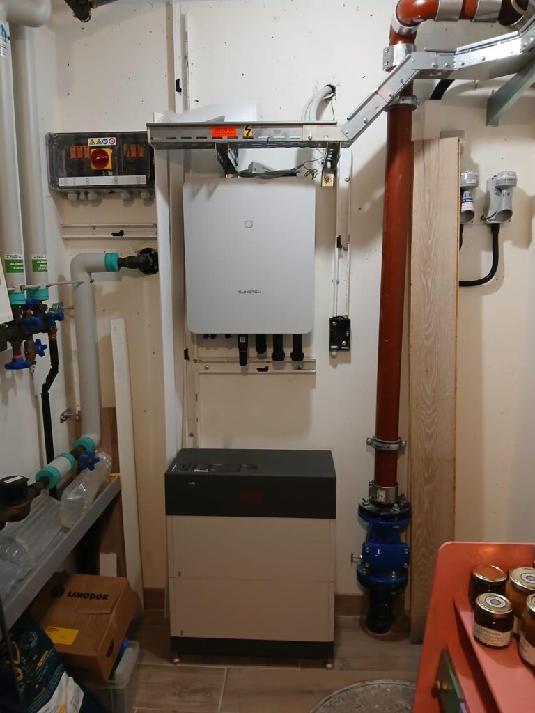 Onduleur, coffret de protection et batterie de 5 kWh dans le local technique d’une villa à Vessy