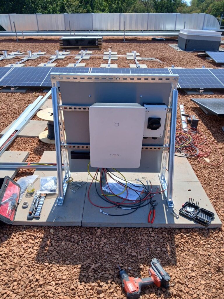 Onduleur photovoltaïque installé en toiture à Gland