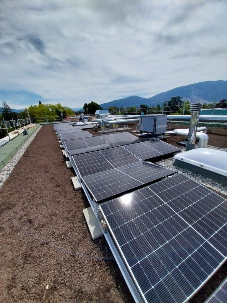 Rangée de panneaux solaires de 455 Wc sur le toit d’un immeuble d’habitation à Genève