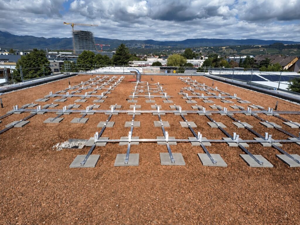 Structures de pose lestées pour panneaux photovoltaïques sur toit plat à Gland