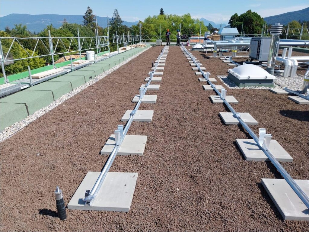 Structures lestées pour panneaux solaires sur toit végétalisé à Genève